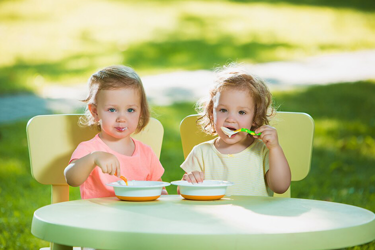 یکی از راه‌های افزایش اشتها در کودکان، خرید ظرف غذای رنگی برای کودک است.